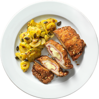 Cordon Bleu mit Kartoffeln am Teller angerichtet