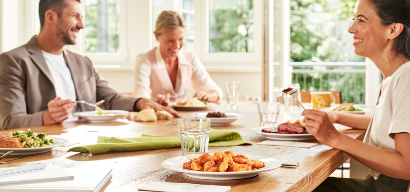 Personen beim gemeinsamen Mittagessen