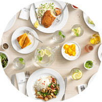 GOURMET Speisenvielfalt auf einem Tisch angerichtet und von oben fotografiert